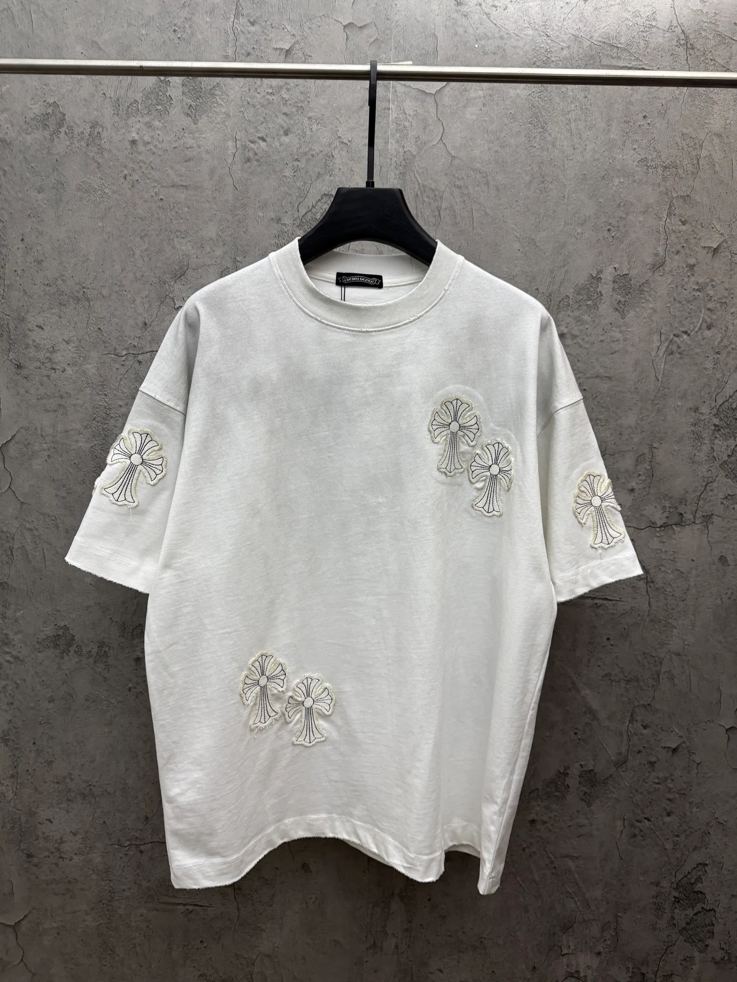 P240 top version, real shot without P, ​​different from market currency) 𝗖𝗵𝗿𝗼𝗺𝗲 𝗛𝗲𝗮𝗿𝘁𝘀/Croxin 2026 spring new original single counter American washed patch embroidered couple short sleeves 👑The highest version! Customized fabric 320 grams, washed and fried, a hot-selling model at the counter, very comfortable to wear. Accessories: original molded and authenticated collar label➕100% silk wash label. Genuine purchase-grade original hangtag➕matching hanging rope➕3D hanging beads➕original packaging bag. Craftsmanship: The original version has consistent wiring! The highest version of the armhole matching technique! Color: Black White Size: S M L XL Style No.: 5206